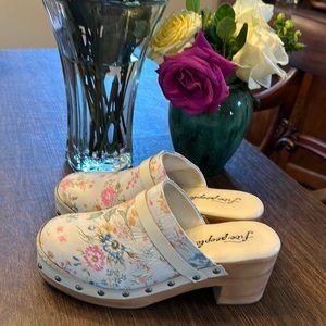 Free People size 38/7 1/2 Calabasas Clogs Platform floral leather wood